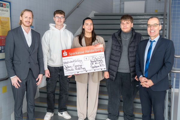 Bildtext: <br />Justin Weißenberger und Daniel Klewzow (2.v.l. u. 2.v.r.) nahmen für die Schülerschaft die Spende der Sparkasse Heidelberg entgegen, die Regionalleiter Sascha Lindenblatt (l.) und Filialleiterin Canan Erdogmus (m.) in Gegenwart von Schulleiter Uli Richard Liebler (r.) übergaben. Foto: Bildtext: <br />Justin Weißenberger und Daniel Klewzow (2.v.l. u. 2.v.r.) nahmen für die Schülerschaft die Spende der Sparkasse Heidelberg entgegen, die Regionalleiter Sascha Lindenblatt (l.) und Filialleiterin Canan Erdogmus (m.) in Gegenwart von Schulleiter Uli Richard Liebler (r.) übergaben.
