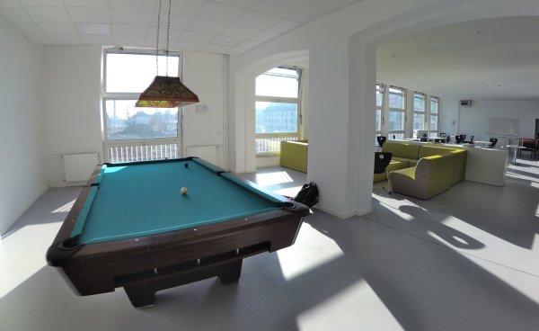 Der Billardtisch im Schüleraufenthaltsraum (A101) erfreut sich bei Schülern und Lehrern großer Beliebtheit. Der Billardtisch im Schüleraufenthaltsraum (A101) erfreut sich bei Schülern und Lehrern großer Beliebtheit.