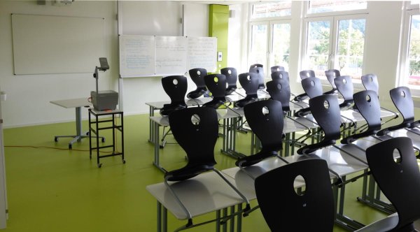 Ein Klassenzimmer im (grünen) C-Flügel. Je nach Flügel (A, B, C oder D) finden sich unterschiedliche Boden- und Türfarben vor. Ein Klassenzimmer im (grünen) C-Flügel. Je nach Flügel (A, B, C oder D) finden sich unterschiedliche Boden- und Türfarben vor.