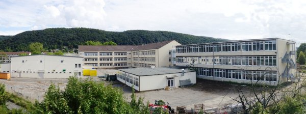 Die neuen Schulgebäude von der Eisenbahnbrücke aus; von links nach rechts: Turnhalle, ehemalige High School, Cafeteria, ehemalige Elementary School Die neuen Schulgebäude von der Eisenbahnbrücke aus; von links nach rechts: Turnhalle, ehemalige High School, Cafeteria, ehemalige Elementary School