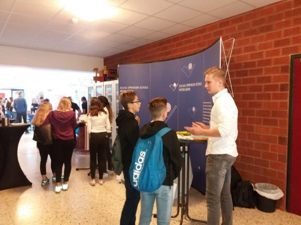 Besucher beim Berufeparcours Besucher beim Berufeparcours