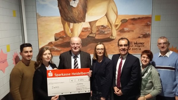 Ein Scheck über 1.300 Euro für die Hilfsorganisation International Water Aid Organization e. V. (IWAO) Ein Scheck über 1.300 Euro für die Hilfsorganisation International Water Aid Organization e. V. (IWAO)