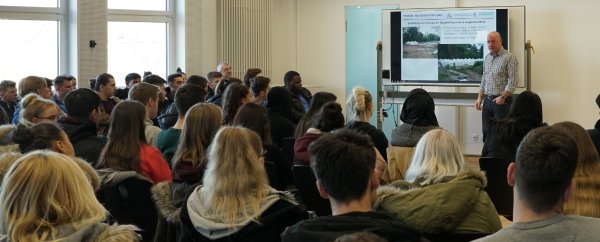 Herr Gruber berichtet über seine Helfertätigkeit im Tsunamigebiet Herr Gruber berichtet über seine Helfertätigkeit im Tsunamigebiet