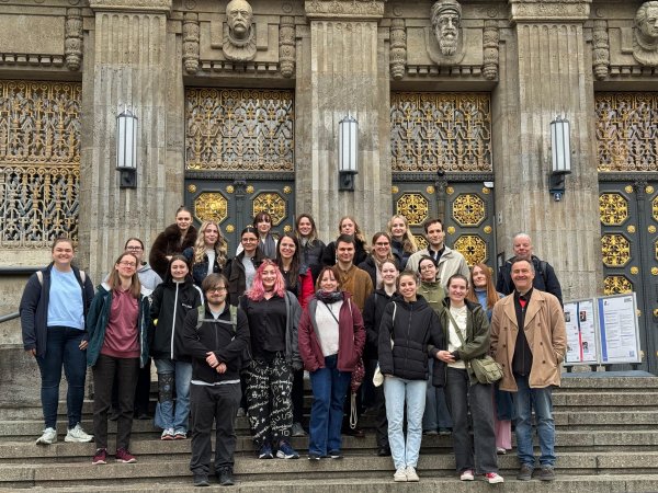 Foto: Die Klassen 1BH und 1DP auf der Buchmesse in Leibzig.