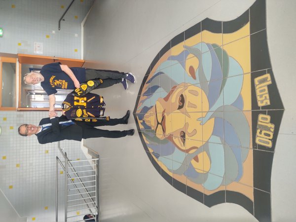 Übergabe des Jackets durch Michael Cannon an Herrn Liebler Foto: Übergabe des Jackets durch Michael Cannon an Herrn Liebler